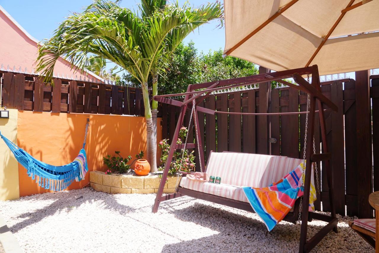 Carinas Studio Apartments Palm Beach Exterior photo