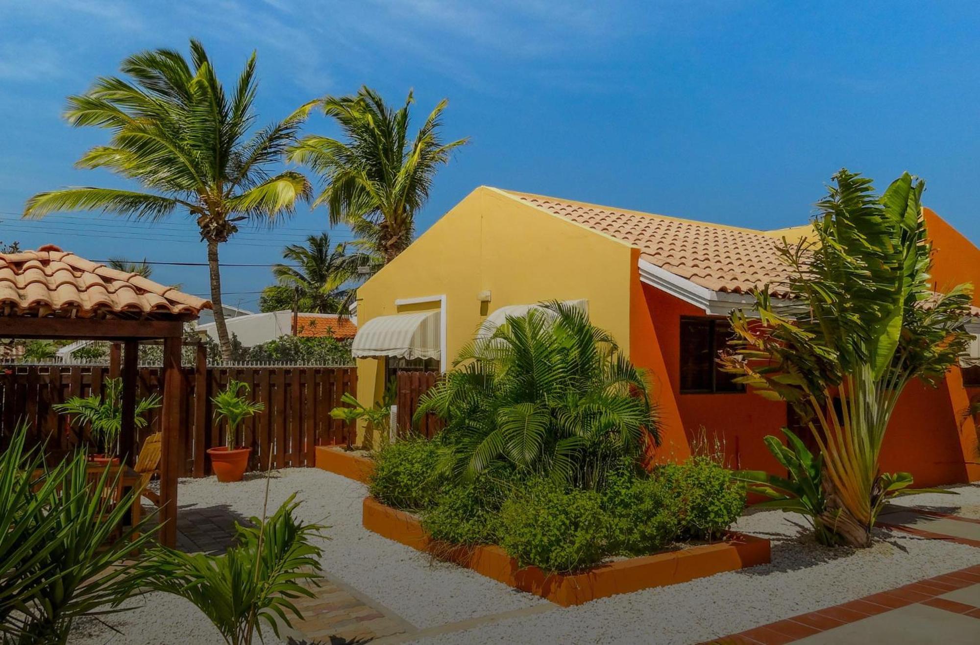 Carinas Studio Apartments Palm Beach Exterior photo