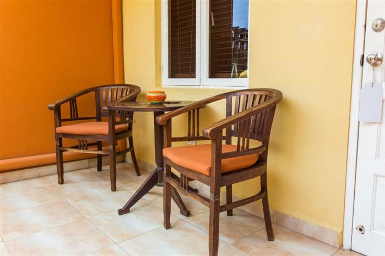 Carinas Studio Apartments Palm Beach Exterior photo