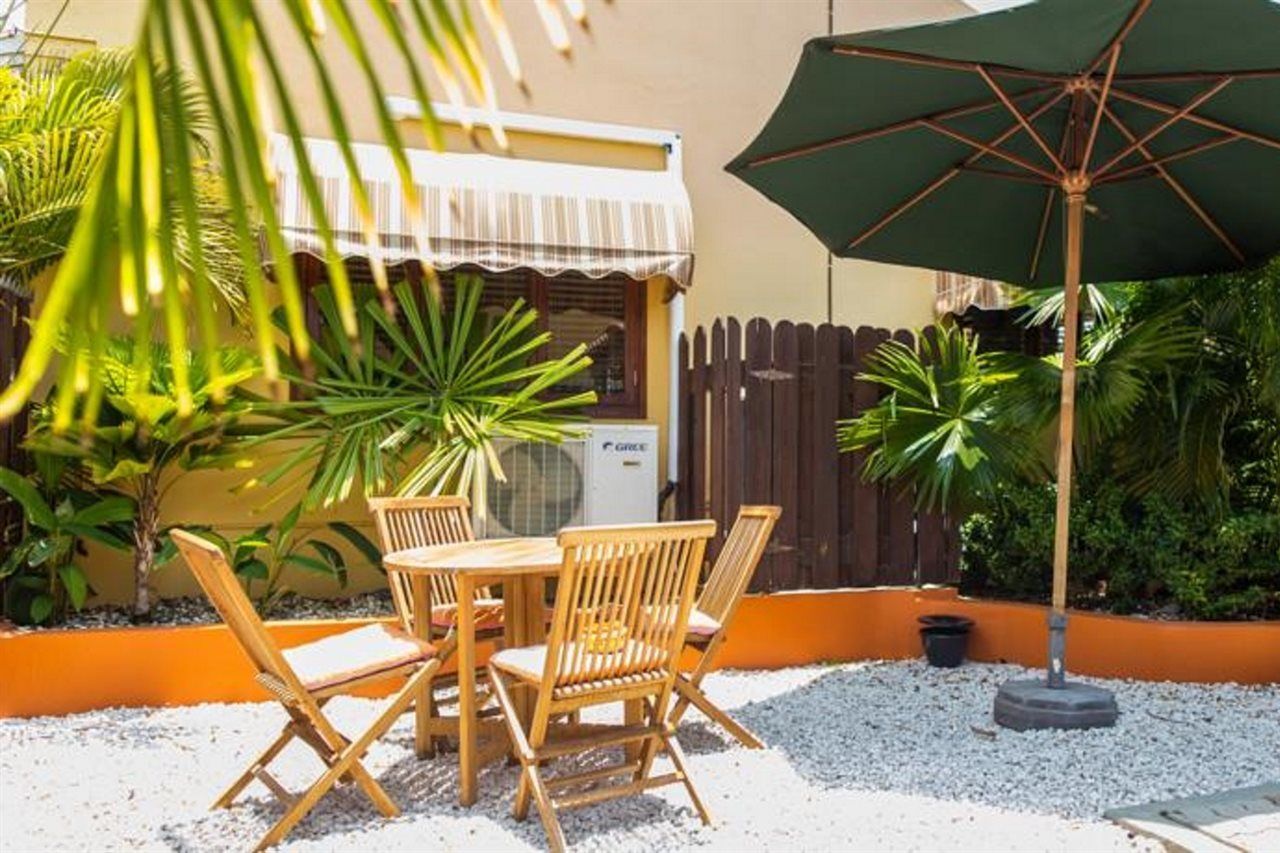 Carinas Studio Apartments Palm Beach Exterior photo