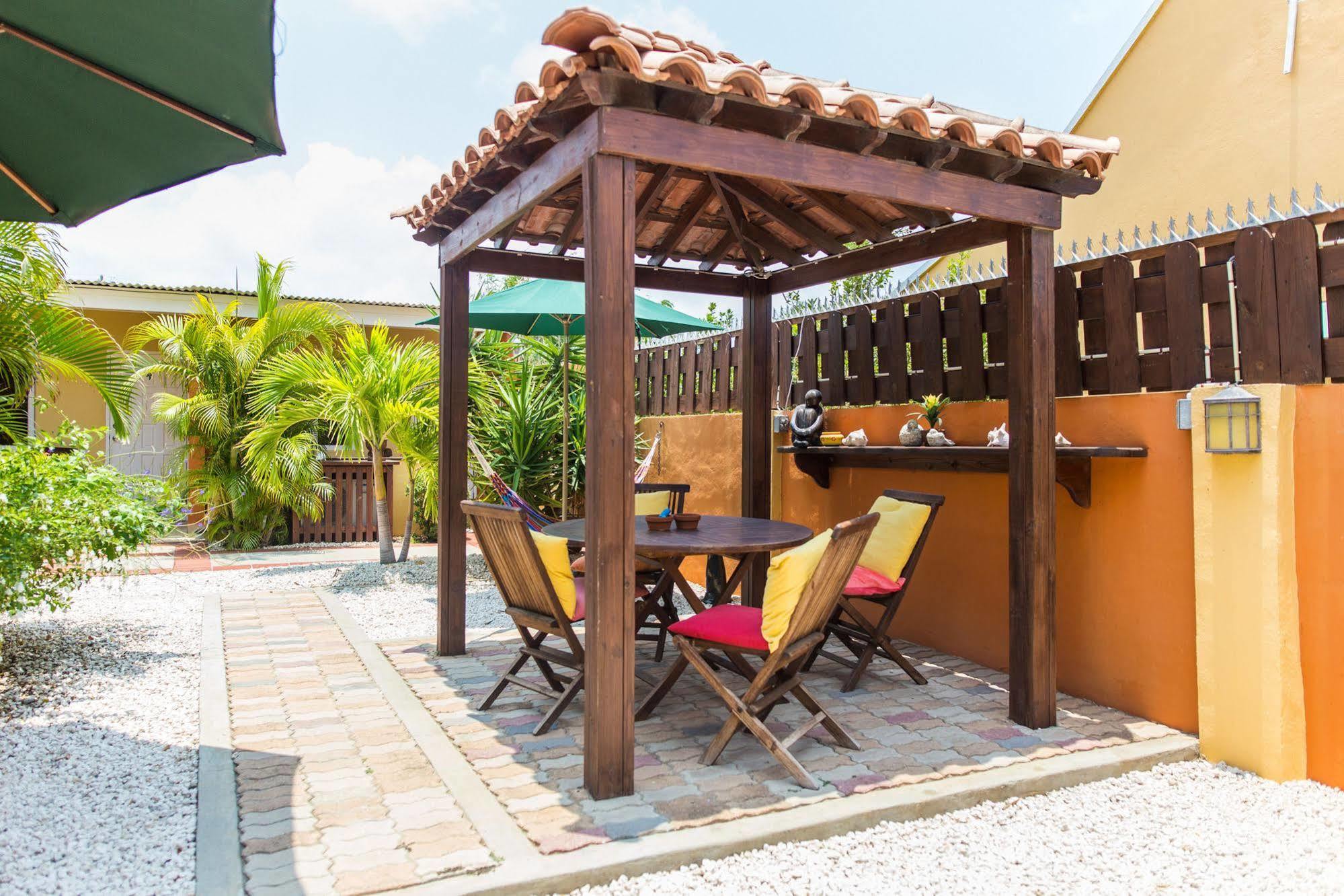Carinas Studio Apartments Palm Beach Exterior photo