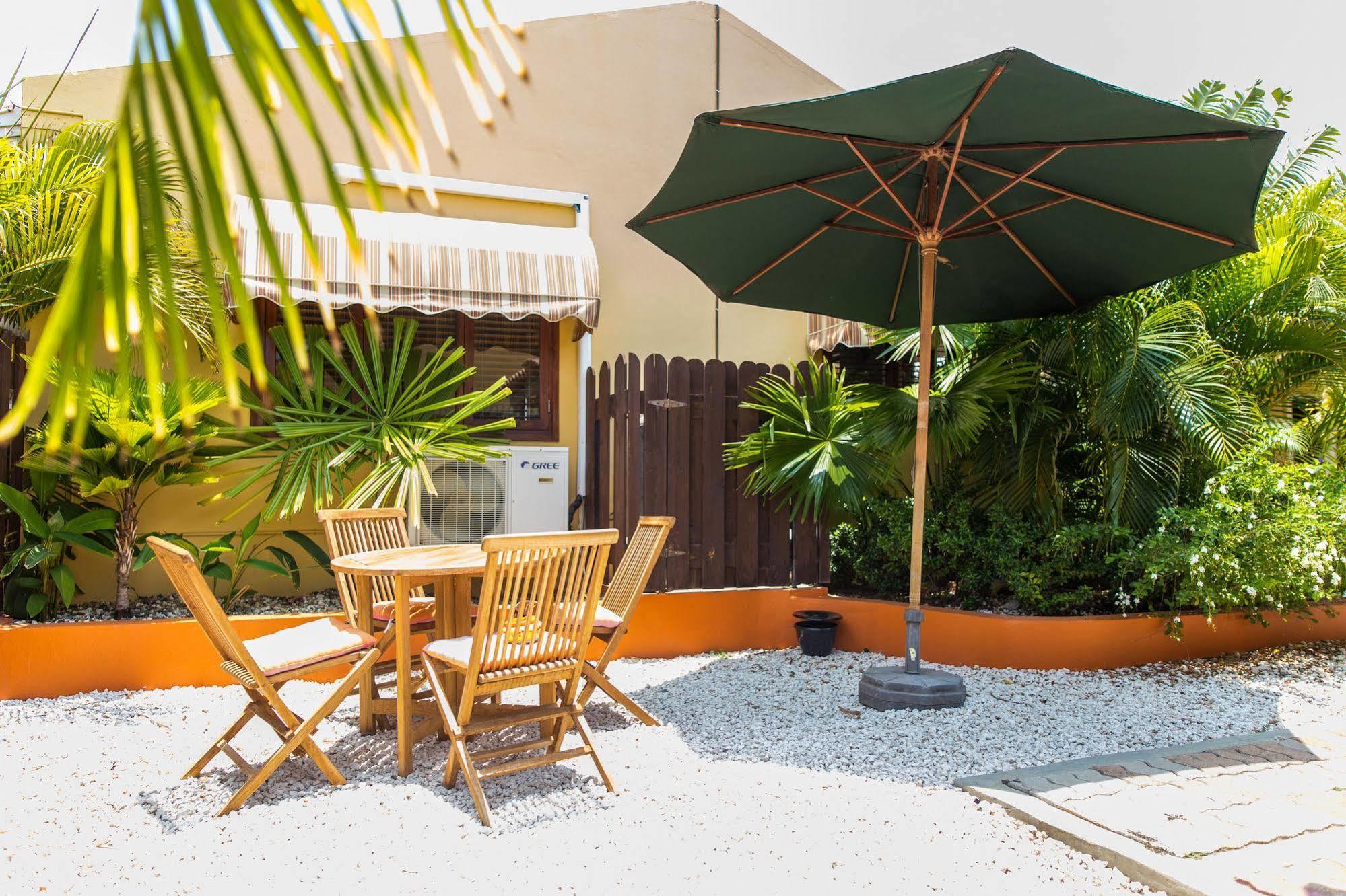 Carinas Studio Apartments Palm Beach Exterior photo